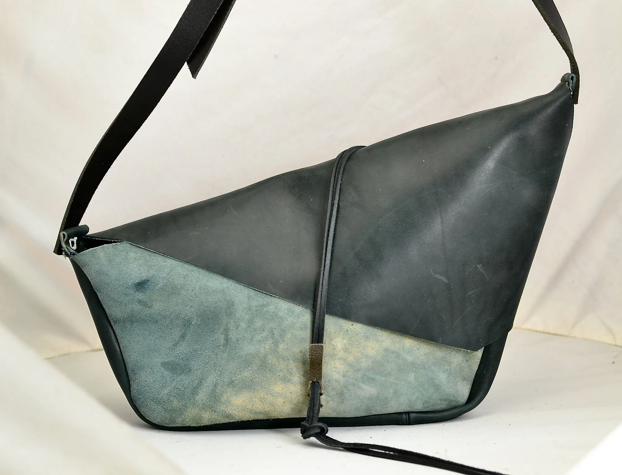 Rhomboid  |  Shoulder clutch marine cordovan